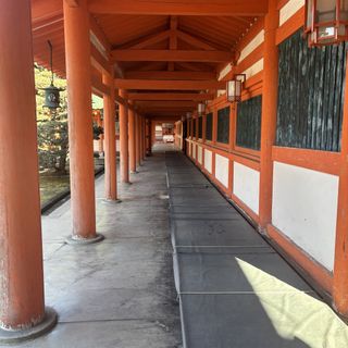 朱色の建物が魅力。花嫁行列も可能。