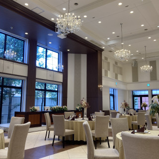 白とブラウンを基調とした披露宴会場