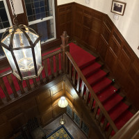 邸内の雰囲気のある階段です。