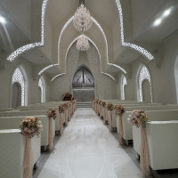 真っ白で天井の高い綺麗なチャペル！