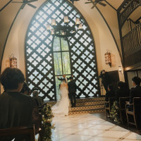 天井が高くシックな雰囲気のチャペル。