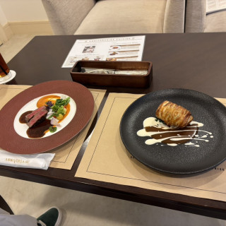 肉料理と魚料理を試食で頂きましたが、とても美味し思いました。