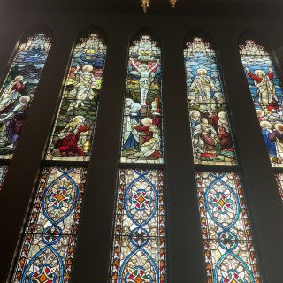 高い天井まである歴史あるステンドグラス