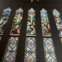 高い天井まである歴史あるステンドグラス