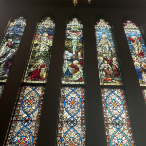高い天井まである歴史あるステンドグラス|786098さんの宮の森フランセス教会の写真(2615449)
