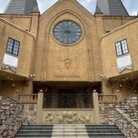 茶色い扉から挙式が終わったら新郎新婦が登場する所です。