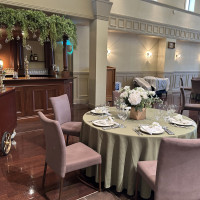 披露宴会場の飲み物を作る所とコーディネートされたテーブルです