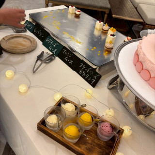 デザートビュッフェの様子
ウェディングケーキの配布もされる