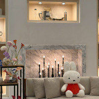 ソファに持ち込みのミッフィーぬいぐるみを置きました