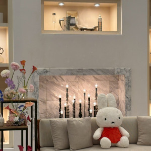 ソファに持ち込みのミッフィーぬいぐるみを置きました|786150さんの茅ヶ崎迎賓館/テイクアンドギヴ・ニーズウェディングの写真(2615789)