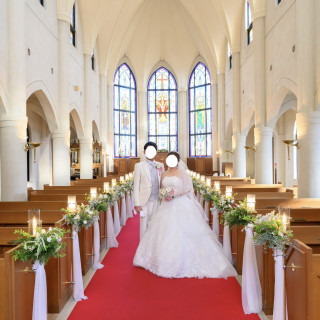 レッドカーペットに高い天井、ステンドグラスの窓が高級感あり◎