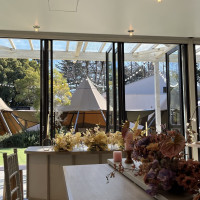 披露宴会場内。