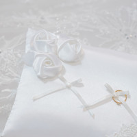 式場が準備してくれた指輪を置くクッション