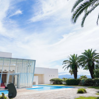 外にはプールがあり、景色が綺麗です。