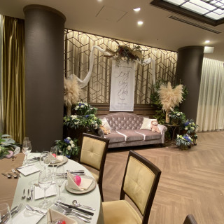 披露宴会場のソファーや装花