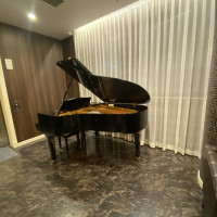 控室ではピアノの生演奏があるそうです。