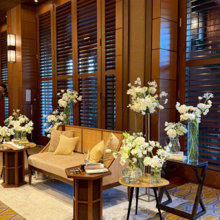 会場装花やソファは打合せで理想を伝えました