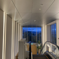 2階がロビーです。バスは2階の出入り口に着いてました。