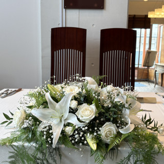 メインのお花は白とグリーンにしました