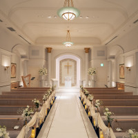 白い大理石が基調のチャペル