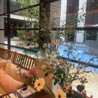 ソファー席装花