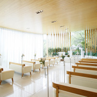 光が綺麗に入って、とてもウェディングドレスが映える会場でした