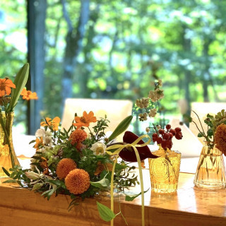 装花はナチュラルに可愛らしくしました。