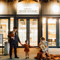 外での家族ショット