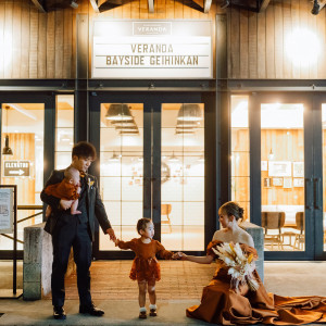外での家族ショット|786395さんのBAYSIDE GEIHINKAN VERANDA/テイクアンドギヴ・ニーズウェディングの写真(2616910)