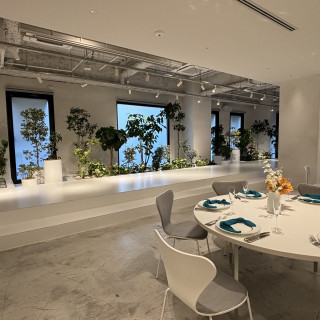 シンプルで現代的なデザインの会場