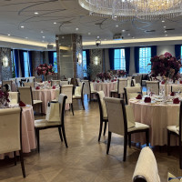 大きなシャンデリアのゴージャスな会場