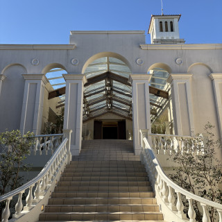 フラワーシャワーを受ける大階段。
ゲストに囲まれて幸せな時間