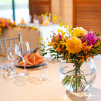 ゲストテーブルはボリューム大の花とキャンドルで華やかに。