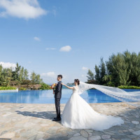 オーキッドプールでなびくベール