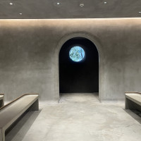 グレーを基調として、和装も洋装も映える温かみのある空間。