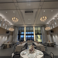 披露宴会場。天井が高く綺麗な空間だった