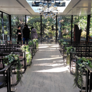 全面ガラス張りで自然光がたくさん入ります