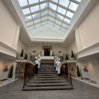 大階段とフラワーシャワーの演出体験