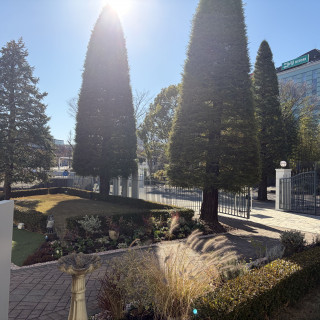 入り口からチャペルへ