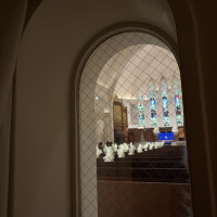 お子様が泣き出してしまった時用のマジックミラー付の防音ルーム