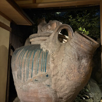 入り口の大きな置物　水炊き用の瓶だそうです