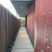 都会の中でも落ち着きのあるエントランス