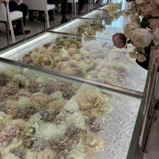 ピンクを基調としたお花がバージンロードに散りばめられています