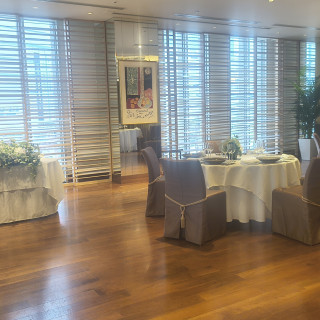 肉眼だと窓の外に青い文字が見えます。写真には写りません。