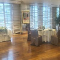 肉眼だと窓の外に青い文字が見えます。写真には写りません。