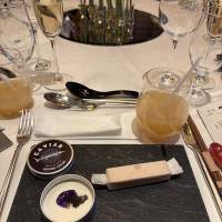 アミューズ
キャビアとカリフラワーのムース
フォアグラレーズ