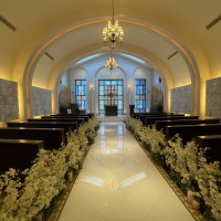 ステンドガラスが青色できれい。