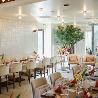 カラフルな花で会場を装飾していただきました