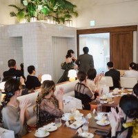 披露宴会場の参列者が入られている状態の写真