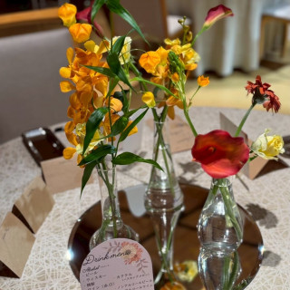 各テーブルの装花。こちらもオレンジ、赤系でとお願いしました